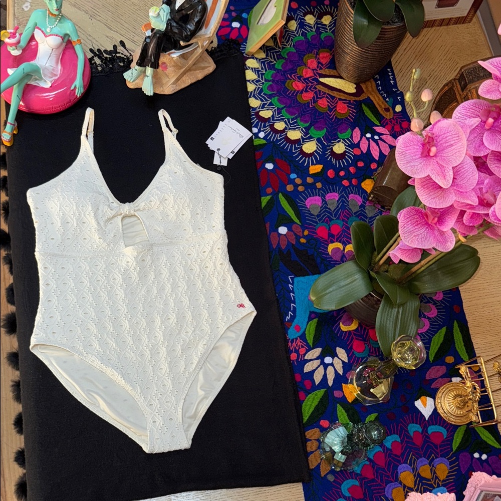 NEW ROBERT GRAHAM IVORY EYELET
SWIMSUIT